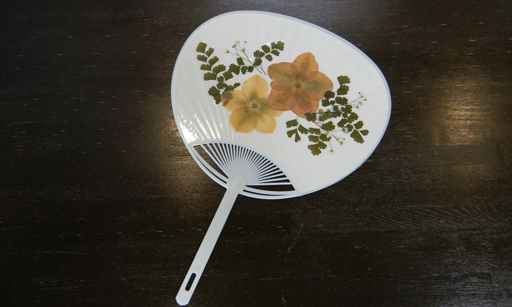 クラフト体験「押し葉のうちわ作り」